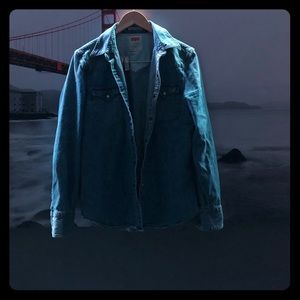 vintage levi’s denim jacket (men’s small)